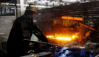Un obrero chino se lanza a un enorme horno con metal fundido, luego de perder una fortuna en bolsa de valores