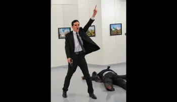 Imagen del asesinato de embajador ruso en Turquía gana el 'World Press Photo of the Year'