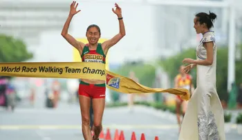Lupita González, de México, la primera mujer bicampeona mundial de marcha