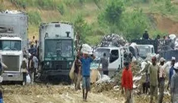 Chóferes de camiones recolectores de basura protestan frente a vertedero de Duquesa