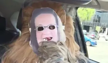 Chewbacca se puso la máscara de la Mamá Chewbacca