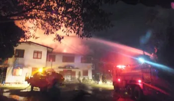 18 niñas murieron en un incendio mientras dormían en su escuela