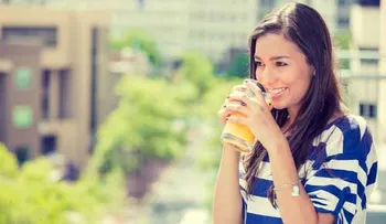 Batido de manzana, limón, piña y menta para relajarnos