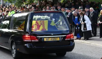 El cortejo fúnebre con los restos mortales de Isabel II salen de Balmoral