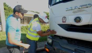OTTT respalda operativo colocación cintas reflectivas a camiones 