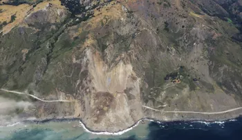 Un monstruoso derrumbe entierra espectacular autopista en California