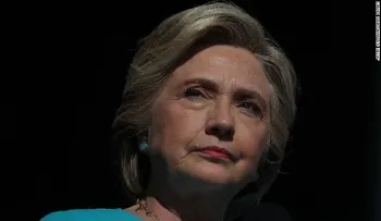 El Departamento de Justicia obtiene orden para investigar los correos de la asesora de Clinton