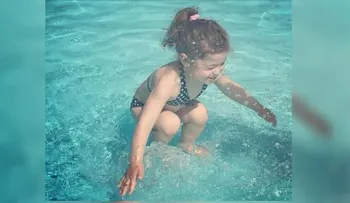 ¿La niña está fuera o dentro del agua?: el nuevo debate de internet