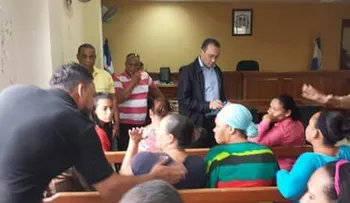 Reenvían para el lunes coerción a profesor acusado de abuso contra 14 estudiantes