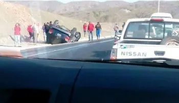 Un muerto y tres heridos al chocar camión con yipeta en carretera Baní-Azua