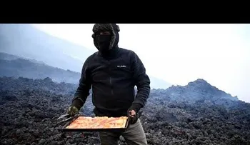 El video viral de un guatemalteco que cocina pizzas en un volcán para turistas