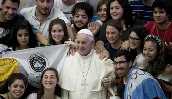 Sin escolta, el papa se suma a los feligreses para oír misa 