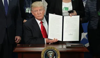 Trump firma dos decretos inmigratorios