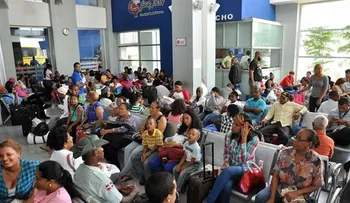 Cientos de personas abarrotan paradas de autobuses con motivo de Semana Santa 