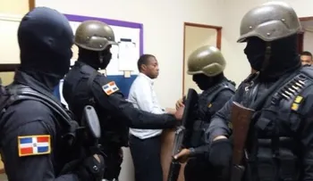 Chocan vehículo en que llevaban a Blas Peralta a audiencia