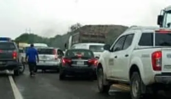 Por apagones, queman gomas y obstruyen carretera en Azua