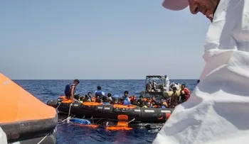 Emotivo rescate al hundirse barco de migrantes