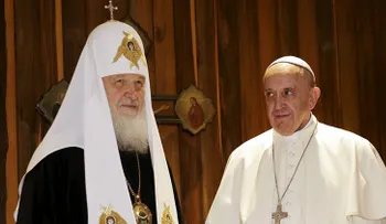 Fidel Castro: Kiril y Francisco "han suscitado la esperanza de los pueblos del mundo"