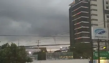 Se registra tornado esta noche en Los Cacicazgos