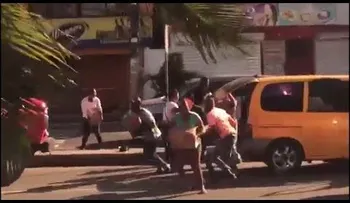 Un grupo asaltan vehículos con cajas navideñas (VIDEO)