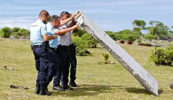 MH370: no están seguros si los restos del avión hallados en una isla son del Boeing desaparecido