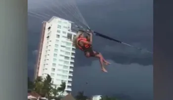 Horroroso accidente de parasailing deja a una mujer a la deriva en el viento por 45 minutos