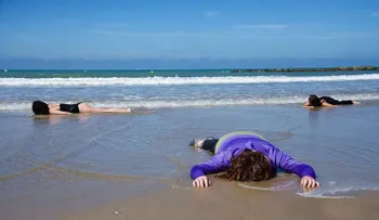 Playa de Cádiz se cubre de cadáveres recreando la tragedia de refugiados en la costa libia