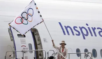 La bandera olímpica llega a Tokio, ciudad que acogerá los Juegos de 2020