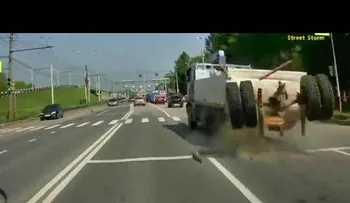 El dramático momento en que un conductor esquiva las ruedas de un camión