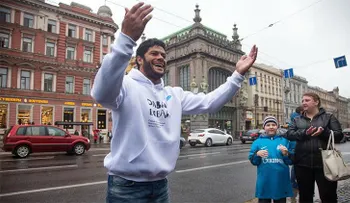 Hulk baila en las calles de San Petersburgo para ayudar a un niño con cáncer (VIDEO)