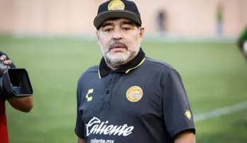 Maradona a examen tras dar positivo al COVID-19 un jugador de Gimnasia