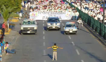 La fotografía del niño mexicano que buscó impedir una marcha se vuelve viral