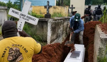 Sepultan a "Michael Peluche" en el cementerio Cristo Salvador bajo fuerte dispositivo de seguridad