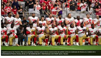 Jugadores NFL se arrodillan durante el himno y el vicepresidente EE.UU. abandona el partido