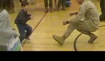 Este marino esperaba ser recibido por su hijo en silla de ruedas; se llevó sorpresa (VIDEO)