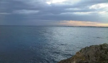 Hombre se lanza con su vehículo al mar en Boca Chica, tras discutir con su pareja