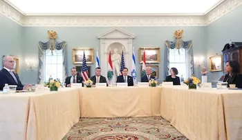 Trump sugiere que estrecho de Ormuz reabriría este martes y asegura negociar con Irán