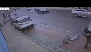 Policías arrastran a una mujer hacia el borde de la calzada y se van en un coche no identificado