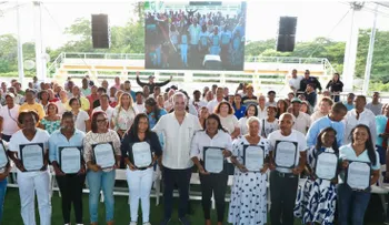 Abinader entrega 394 certificados título de propiedad en Ramón Santana, SPM