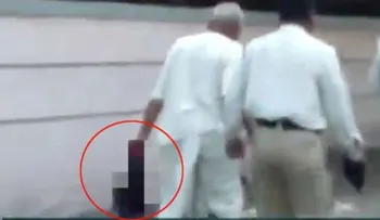 Decapita a su esposa por infiel y camina con su cabeza (VIDEO FUERTE)