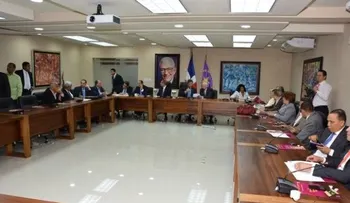 Llega mayoría de miembros a reunión del PLD; afuera grupos piden reelección 