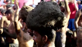 Lanzan estiércol en la India para alejar las enfermedades