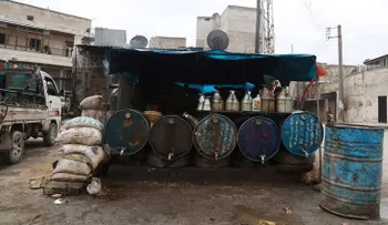 Expertos desvelan quién compra el crudo al Estado Islámico por millones de dólares