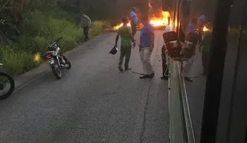 Protestan en la comunidad El Bejucal en Higüey por largos apagones 