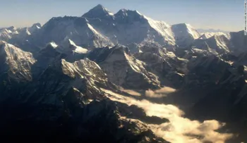 Los 'doctores' de la cascada de hielo reparan la ruta del Everest