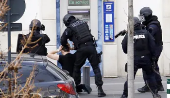 Detienen a un hombre en Francia en relación con los atentados de París