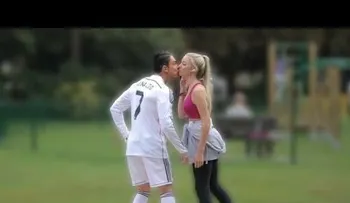 A lo Cristiano Ronaldo para lograr besos