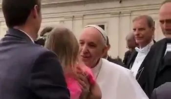 El papa Francisco y el robo de algo sagrado que le hizo una niña de tres años  (VIDEO)