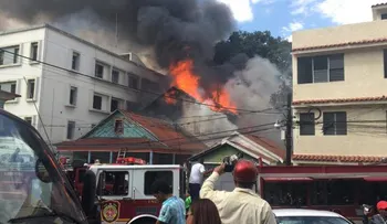 Incendio en antigua casa de Balaguer duró dos horas y fue sofocado por los bomberos 