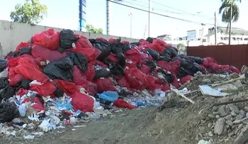 Basura abarrota parte trasera del hospital Cabral y Báez